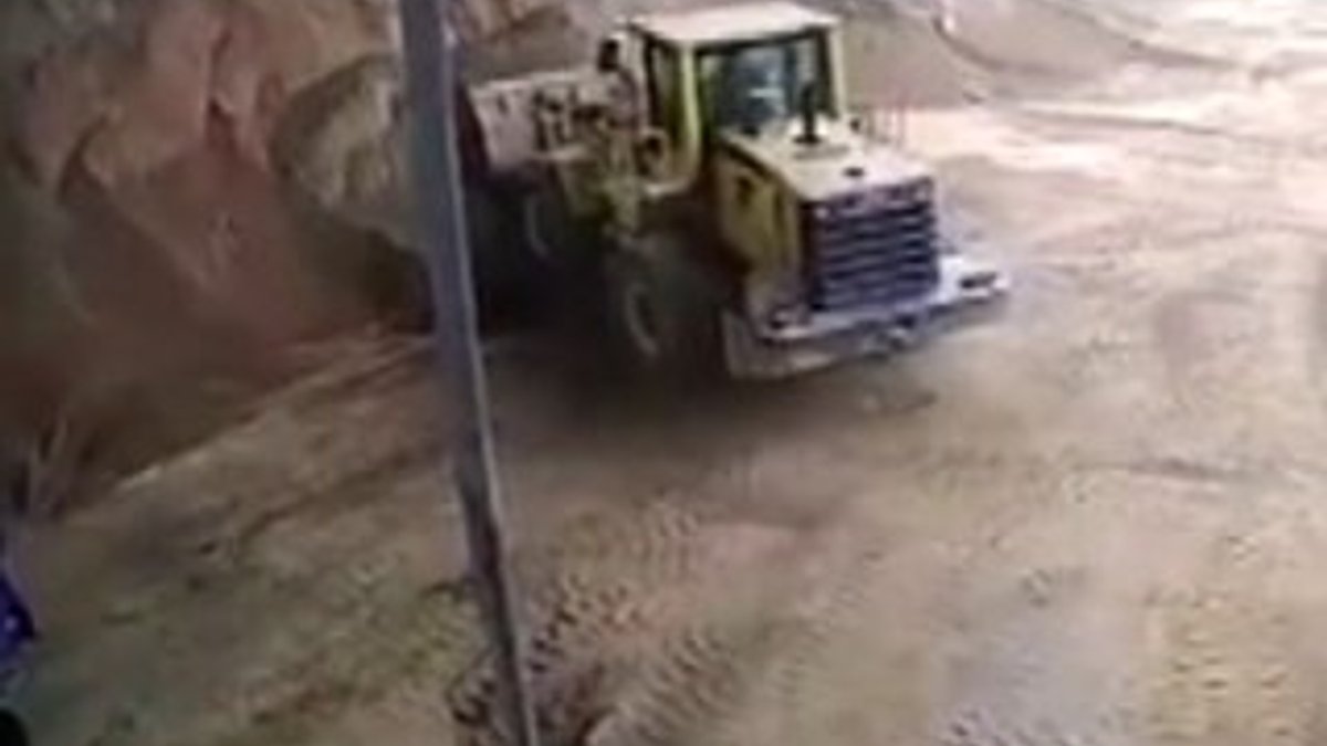 Çinli kadın buldozer kepçesiyle kamyona boşaltıldı