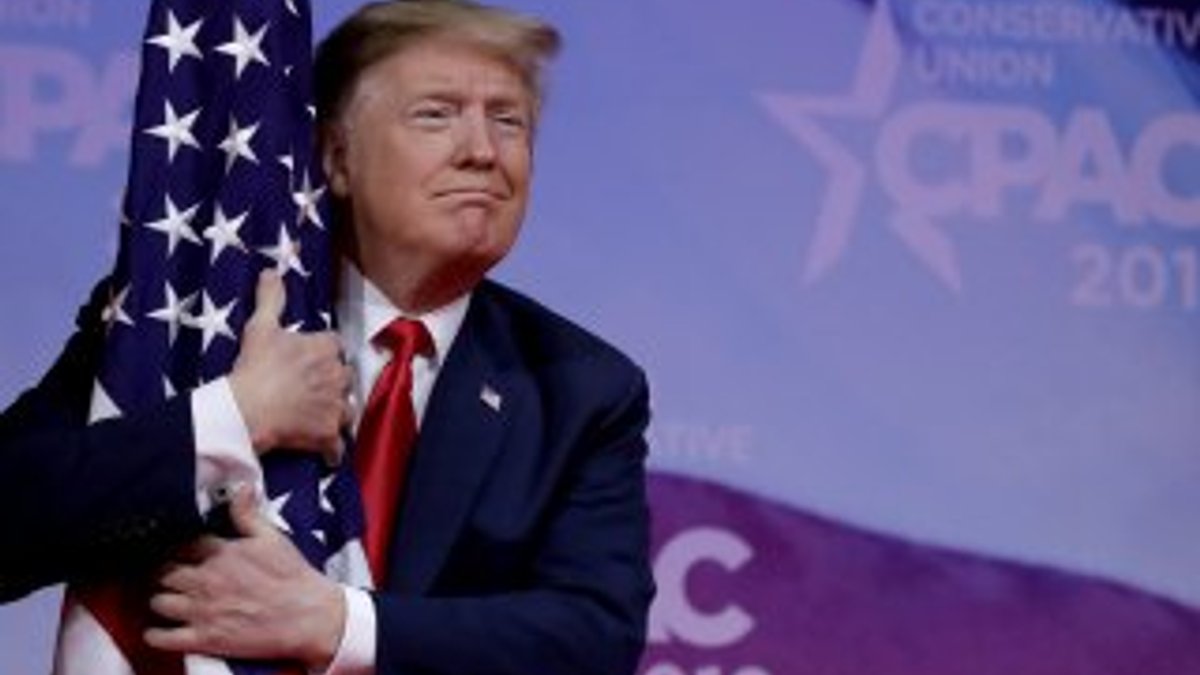 Trump ABD bayrağına sarıldı
