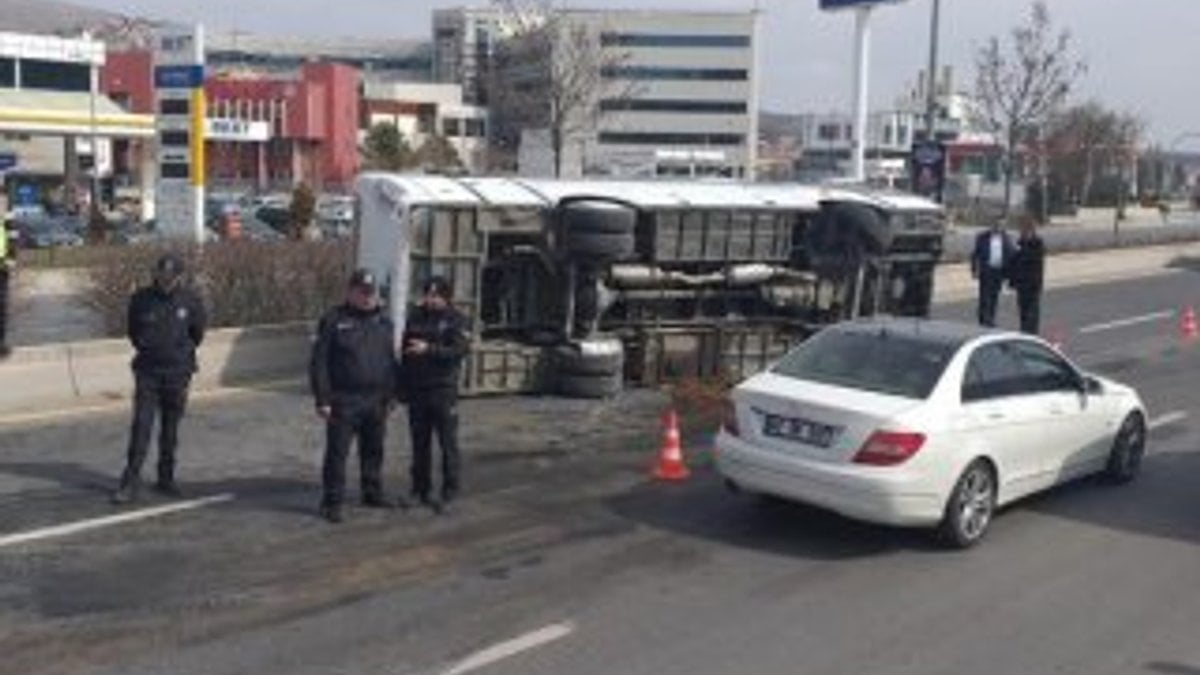 Ankara'da midibüs devrildi: 1 yaralı