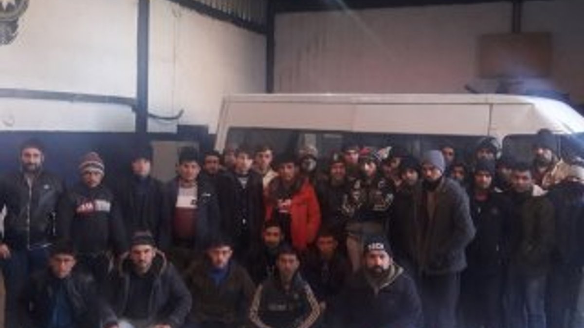 Van'da 14 kişilik minibüste 39 düzensiz göçmen yakalandı