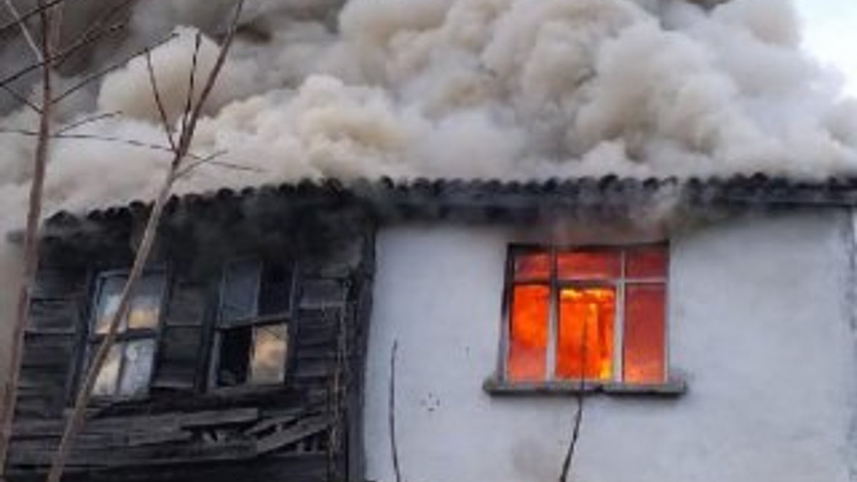 Silivri'de ahşap ev alev alev yandı