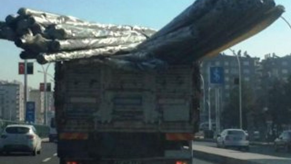 Diyarbakır'da aşırı yüklü kamyon tehlike saçtı