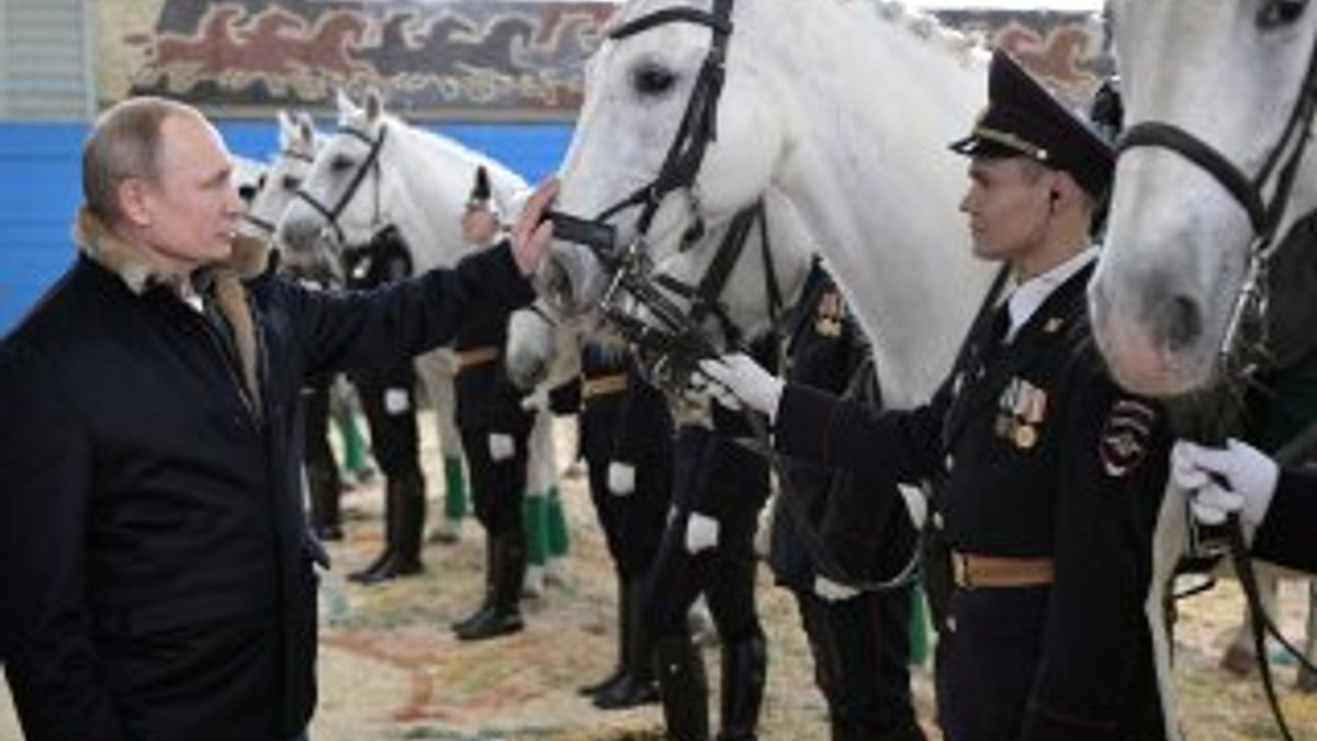 Putin'den atlı kadın polislere 8 Mart ziyareti