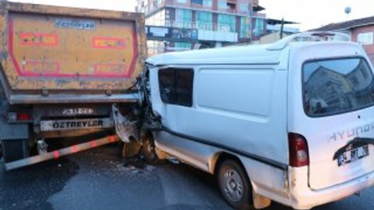 Minibüs hafriyat kamyonuna arkadan çarptı: 1 yaralı