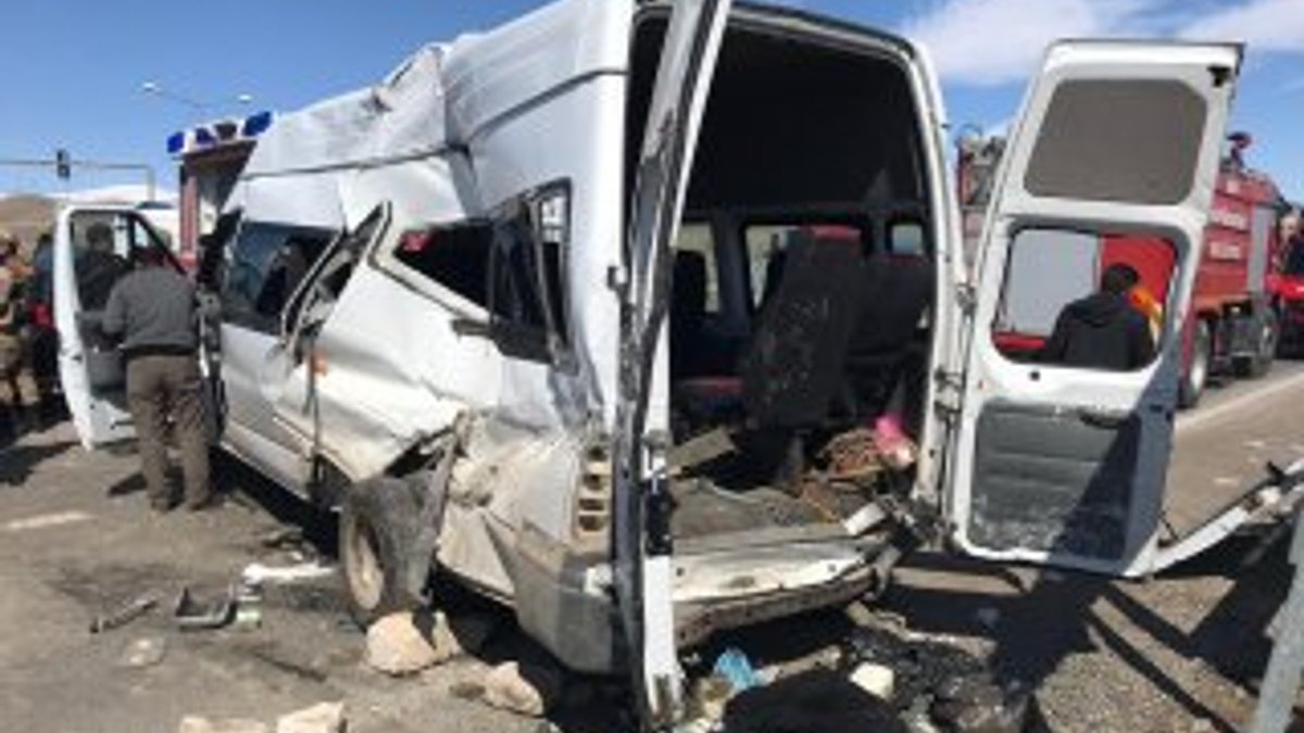Polisleri taşıyan araç minibüsle çarpıştı: 2 ölü, 15 yaralı