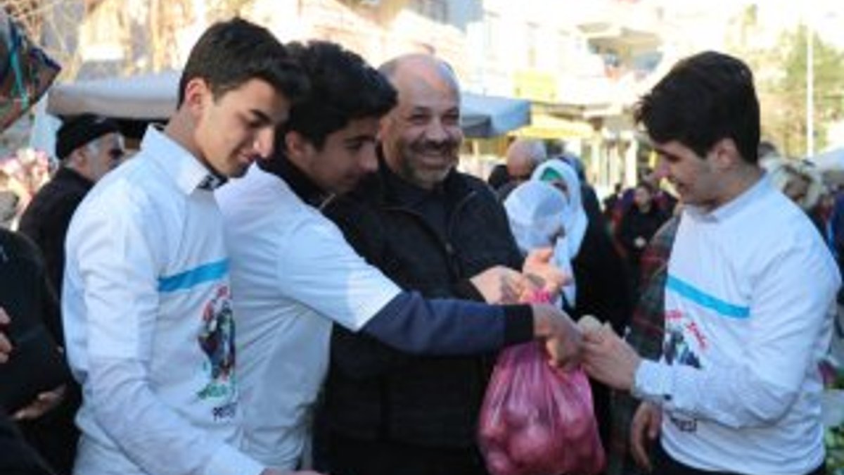 Diyarbakır'da öğrencilerden pazarda 'iyilik' seferberliği