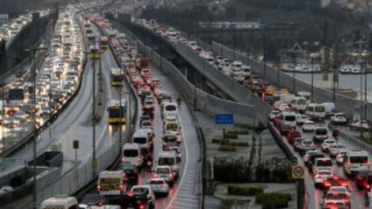İstanbul'da yağmur trafiği durdurdu