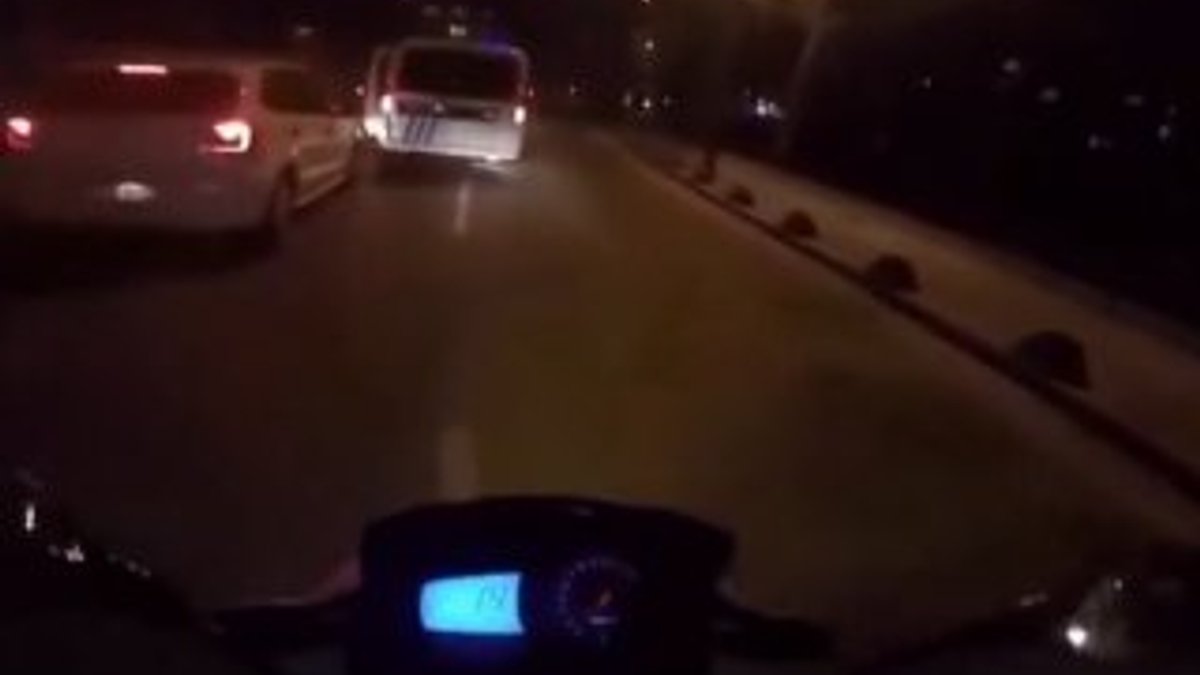 Ambulansın geçişini engelleyen aracın önünü kesen polis