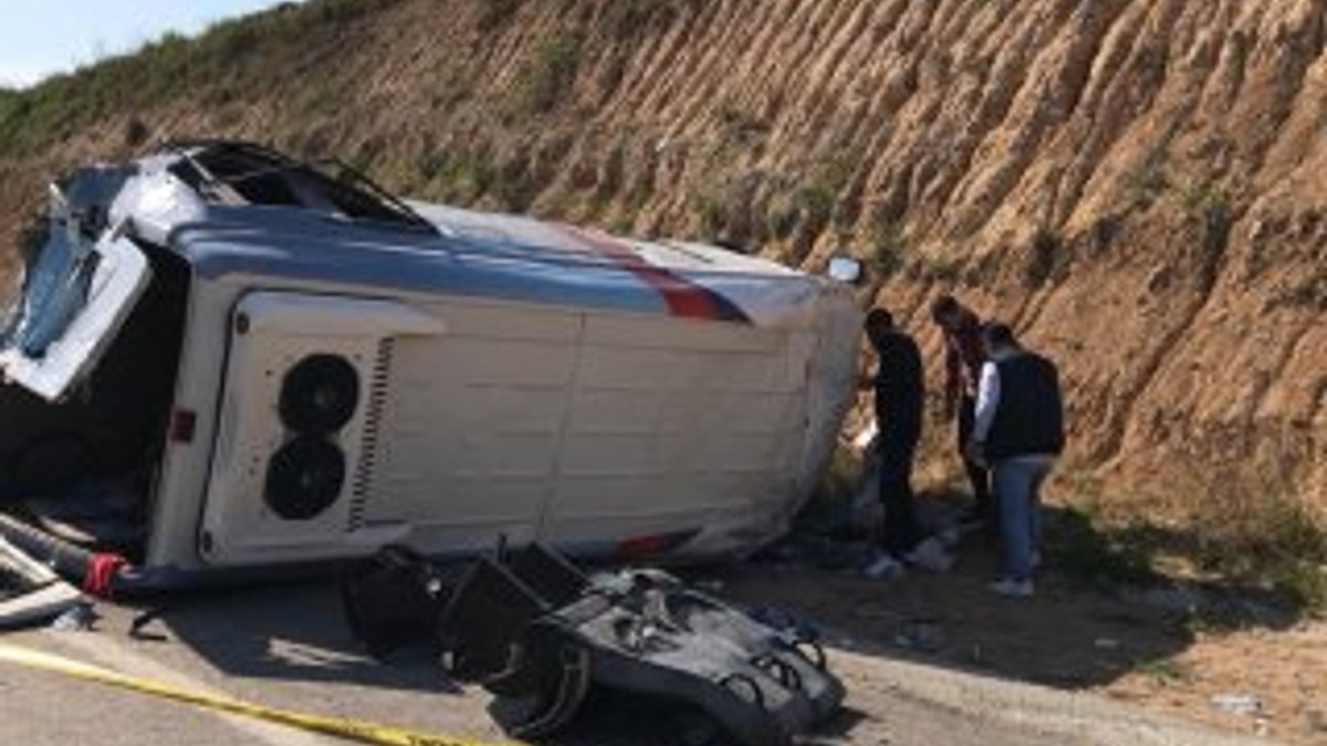 Adana'da midibüs devrildi: 19 yaralı