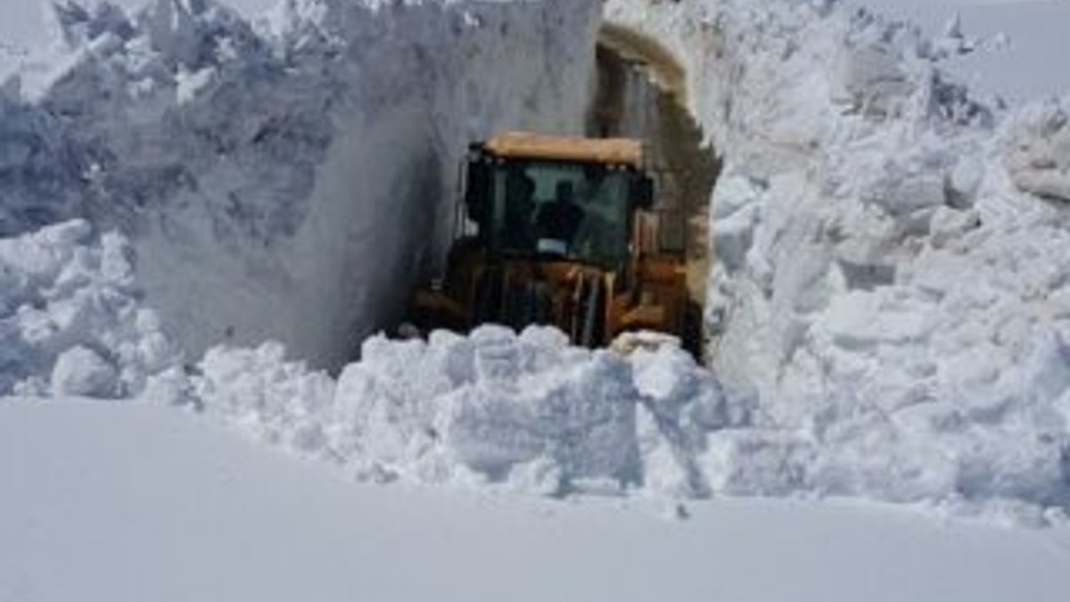 Hakkari'de karla zorlu mücadele