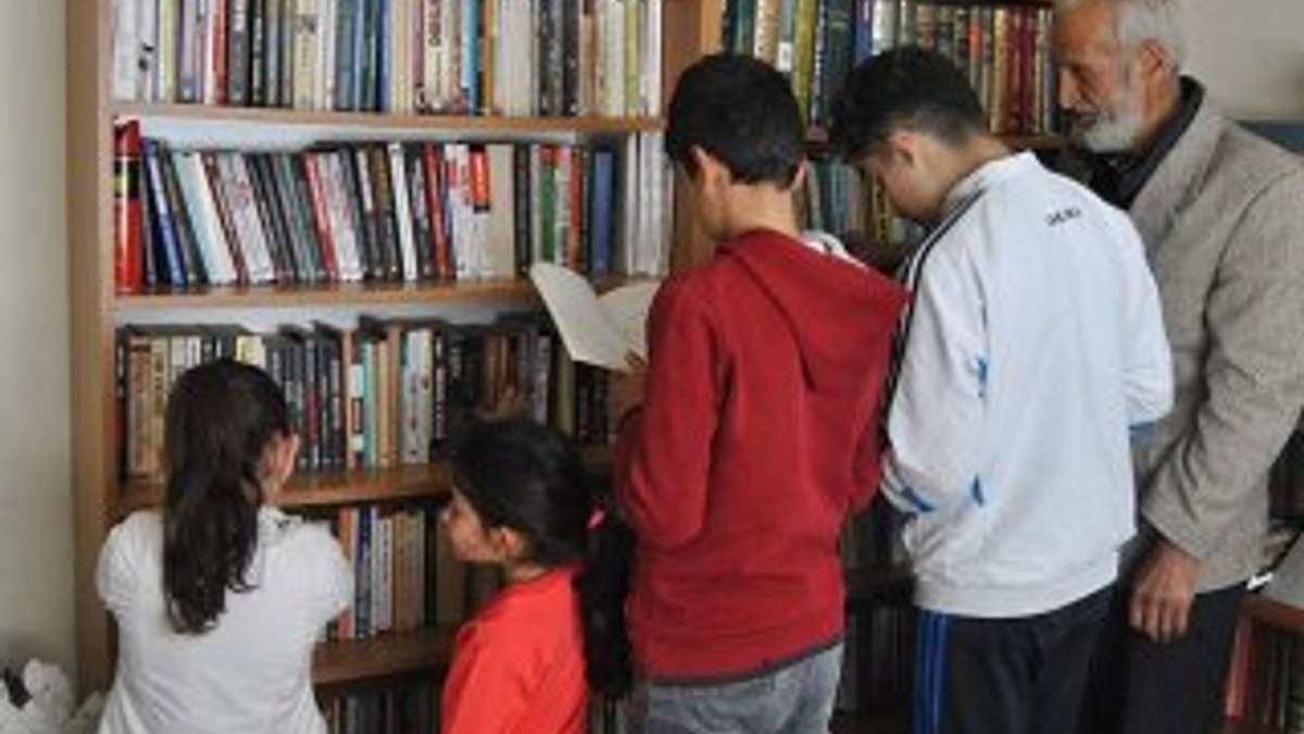 Çocuklar okusun diye evini kütüphaneye çevirdi