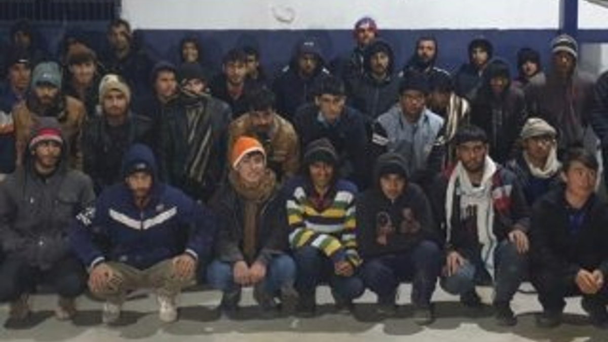 15 kişilik minibüse 40 göçmen sığdırdılar