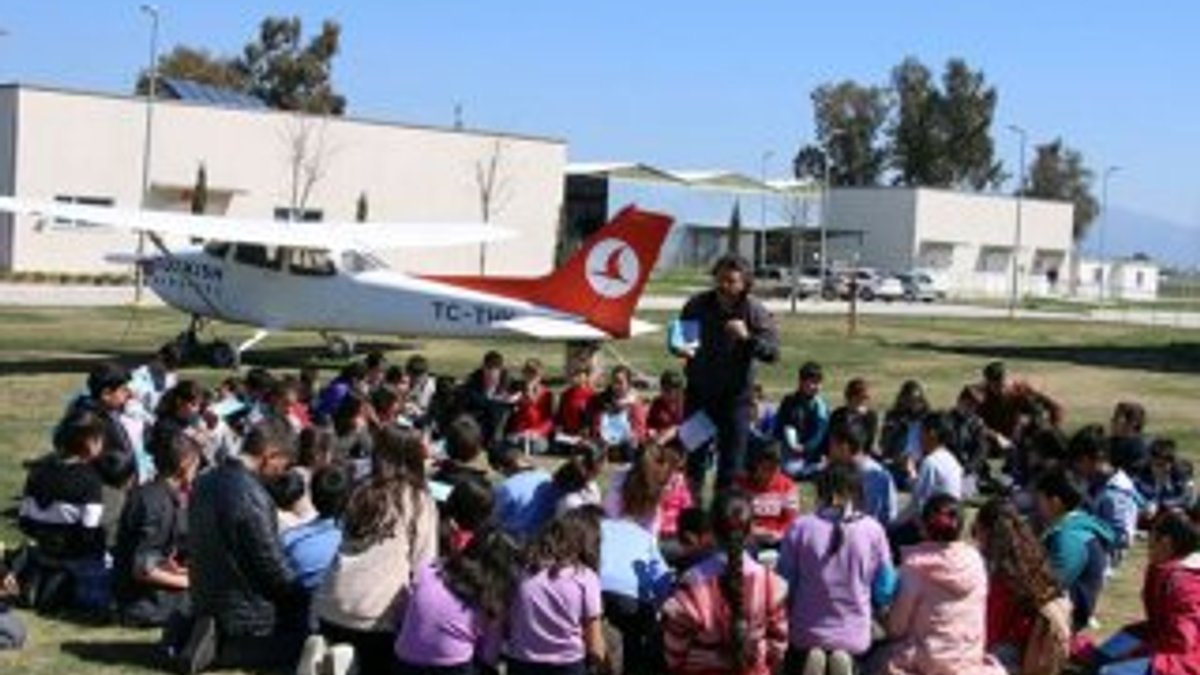 Aydın'da öğrenciler uçak pistinde kitap okudu