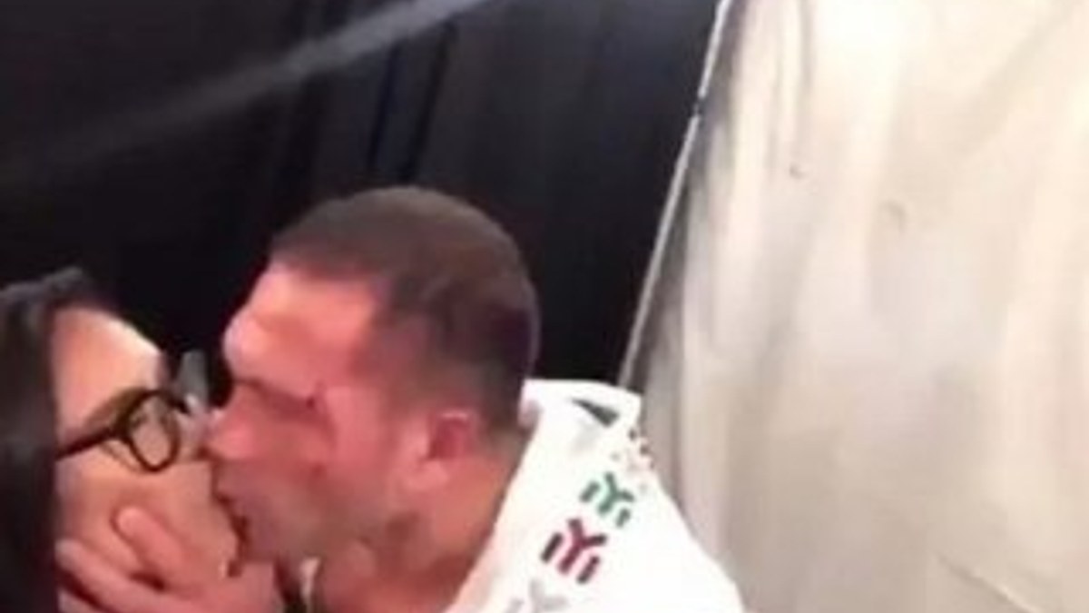 Boksör maçın ardından canlı yayında muhabiri öptü