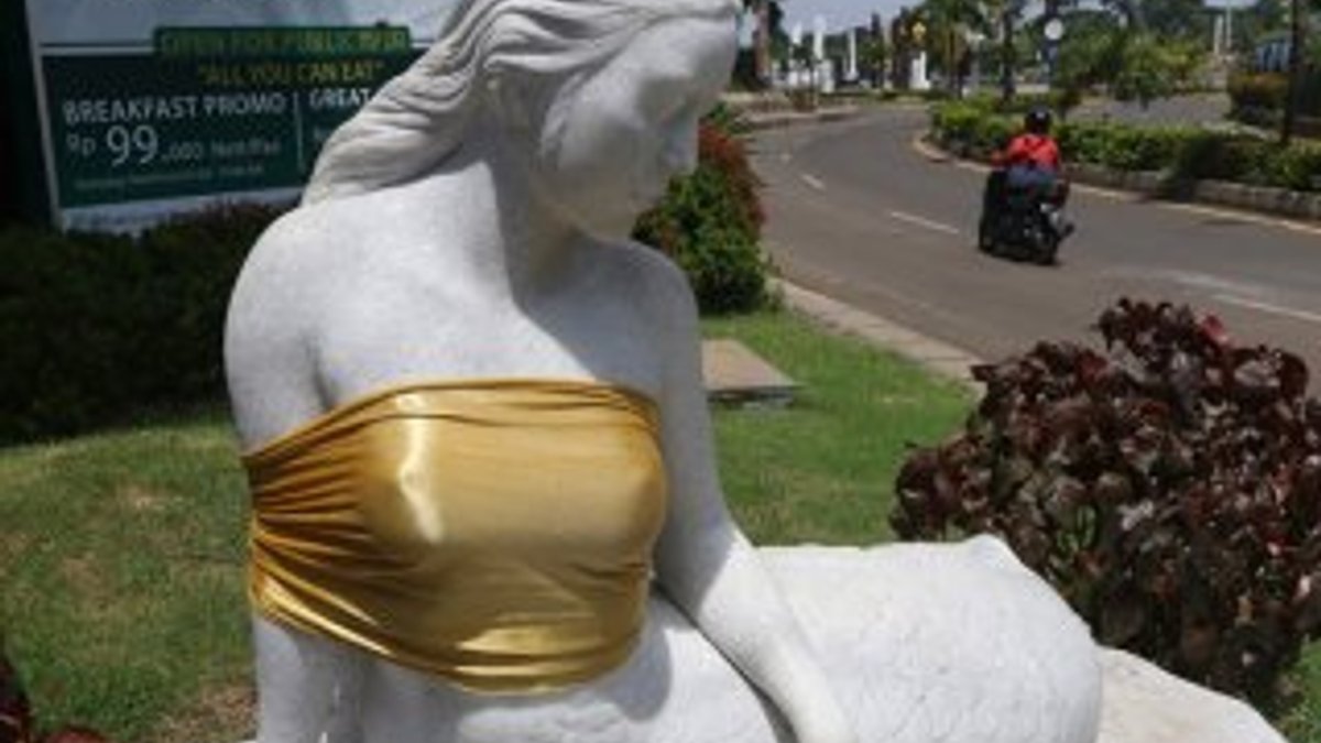15 yıllık denizkızı heykellerin göğüsleri örtüldü