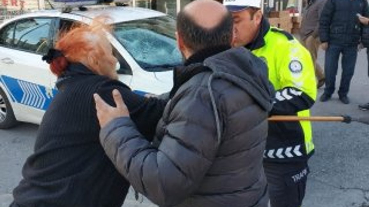 Durdurulan araçtaki sürücü ve annesi polise saldırdı