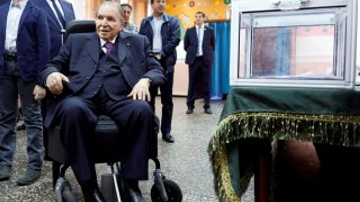 Cezayir'de Genelkurmay, Başkan Bouteflika'yı istifa ettirdi