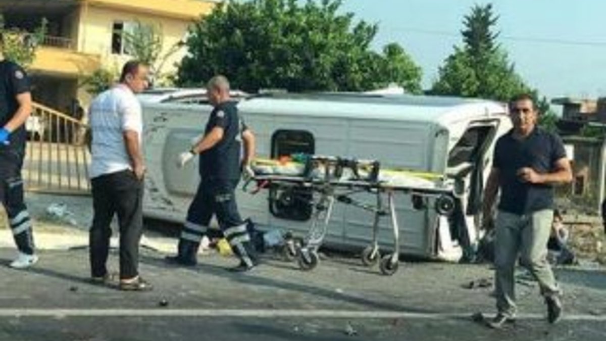 Yolcu minibüsü kamyona çarptı: 2 ölü, 10’dan fazla yaralı