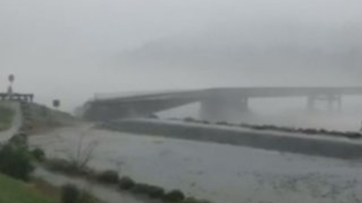 Yeni Zelanda'da sel suları köprüyü yok etti