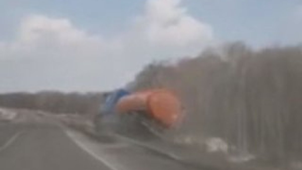 Gaz yüklü tanker devrildi, uyuyan sürücü öldü