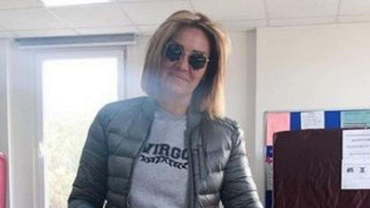 Pınar Altuğ'un sandık başındaki taytı olay oldu