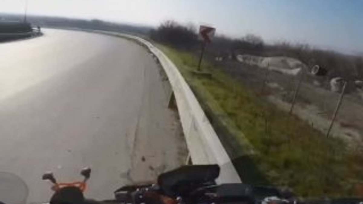 Motosikletli sürücü virajı alamayınca bariyere çarptı