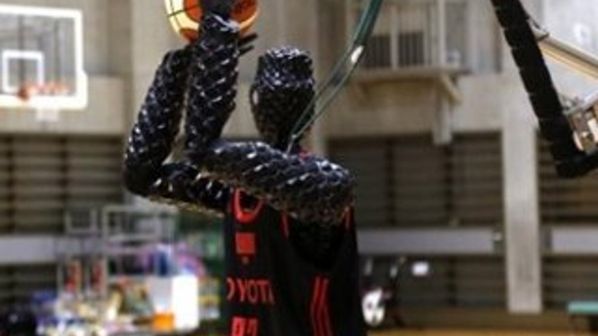 Toyota üçlük atabilen yeni basket robotunu tanıttı