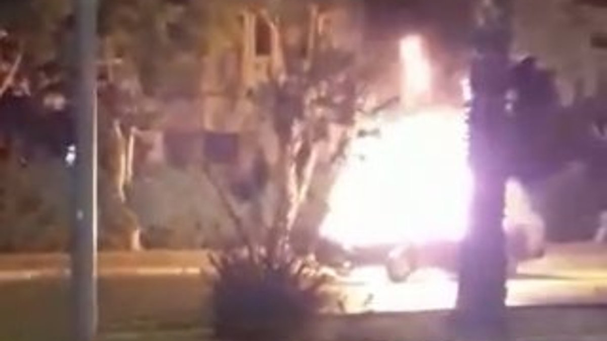 Antalya'da otomobil alev alev yandı