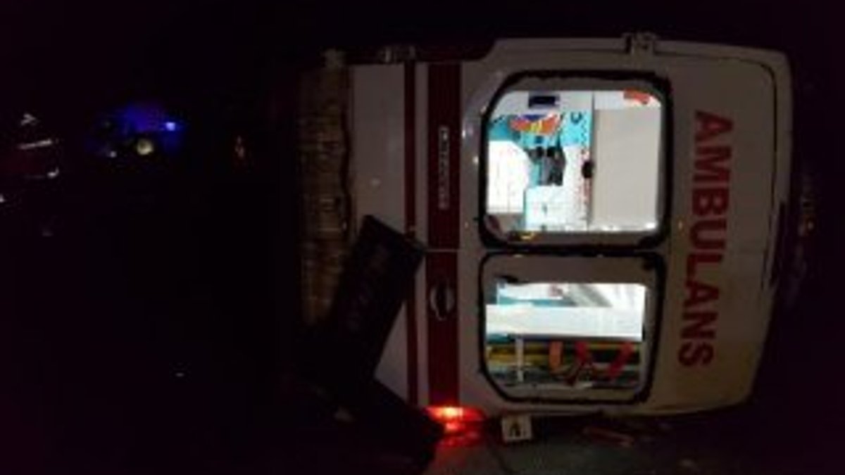 Şanlıurfa'da ambulans ile otomobil çarpıştı: 8 yaralı