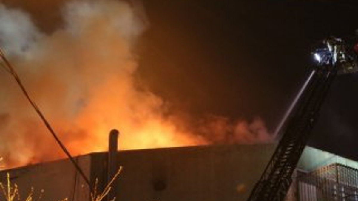 Ümraniye'de iki binanın çatısı alev alev yandı
