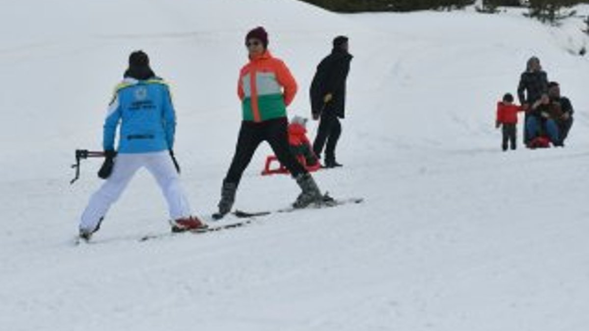 Nisan ayında Cıbıltepe'de 1 metre kar ile kayak keyfi
