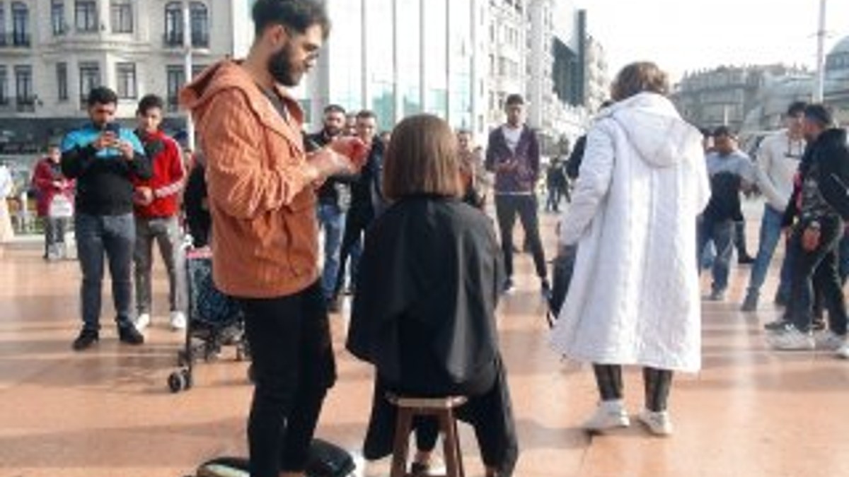 Kadın kuaförü Taksim'in ortasında saç kesti
