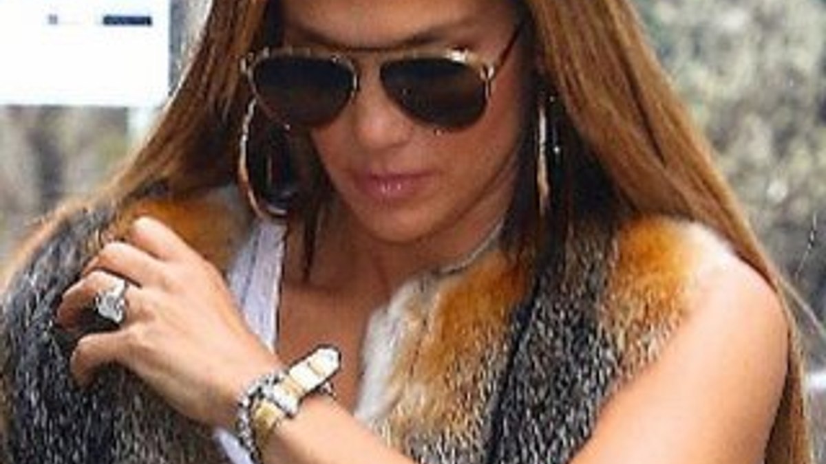 Jennifer Lopez'e 15 karatlık yüzük büyük geldi