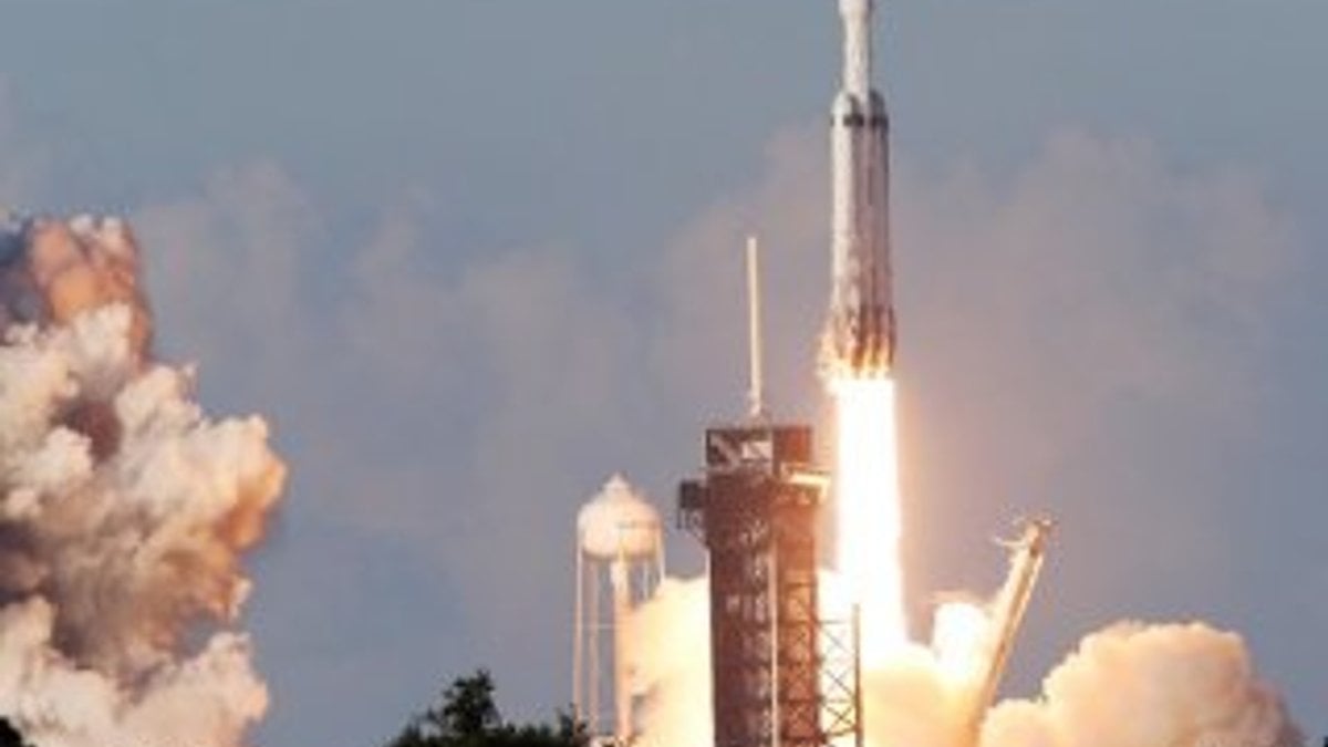 Falcon Heavy roketi fırlatıldıktan sonra Dünya'ya geri indi