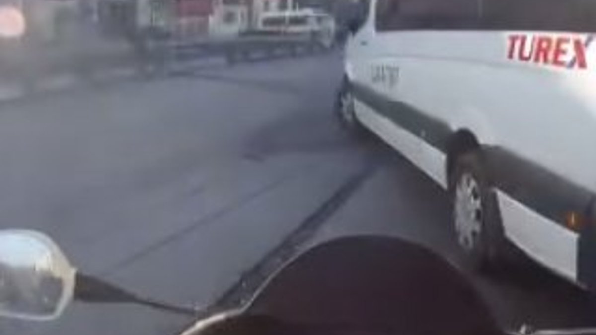 Üsküdar'da motosiklet sürücüsü hatalı şoförü azarladı