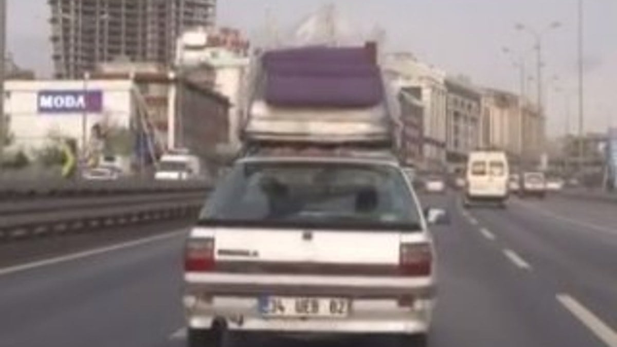 E-5 karayolunda mobilyalarını arabanın üstünde taşıdı