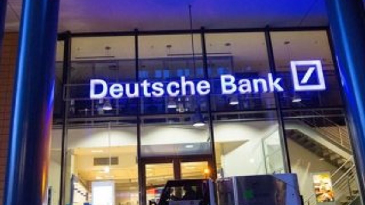 Alman devi Deutsche Bank’ın kredi notu düşürüldü