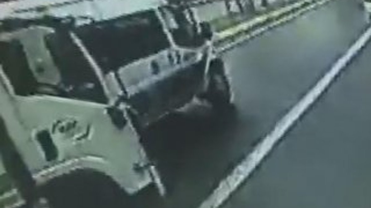 Kamyonet polis minibüsüne çarptı VİDEO