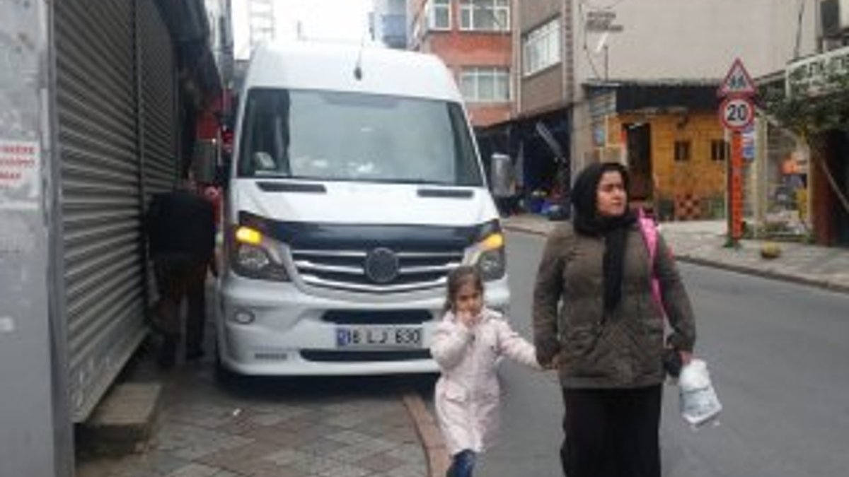 Fatih'te kaldırıma park edilen minibüs geçişi kapattı