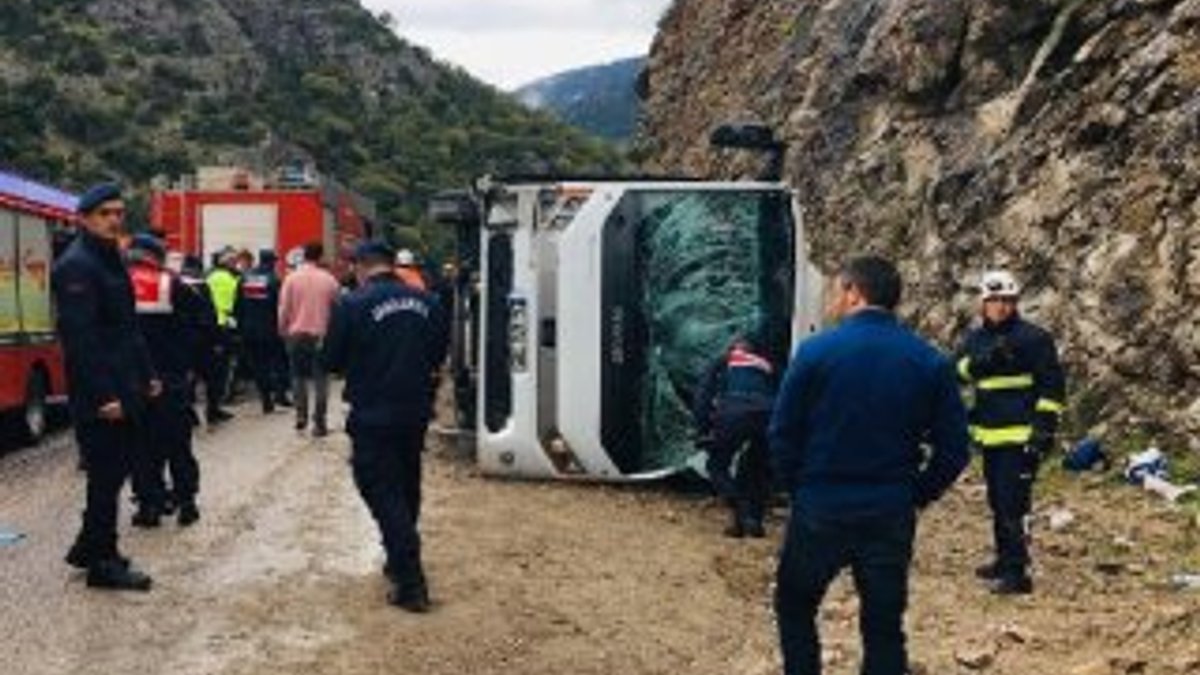 Antalya'da midibüs devrildi: 3 ölü, 15 yaralı