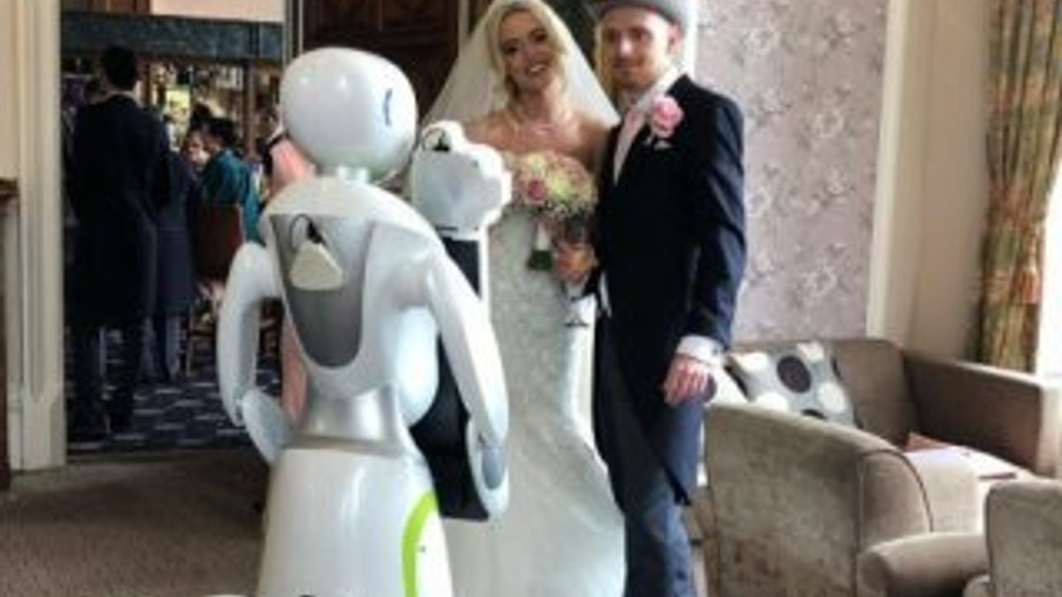Düğünlerde çalışan robot fotoğrafçı: Eva