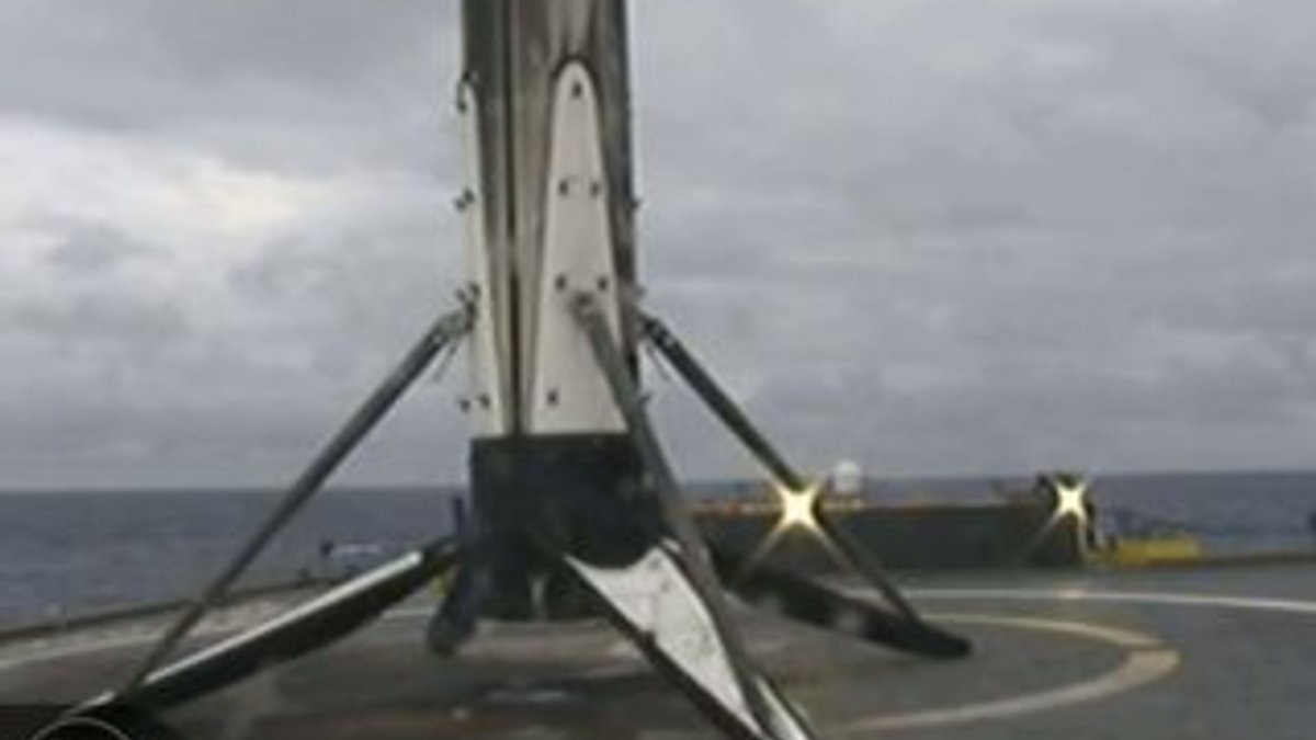 SpaceX, Falcon Heavy roketinin parçasını kaybetti