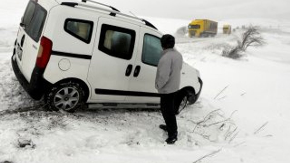 Ardahan'da kar ve tipi vatandaşları yolda bıraktı