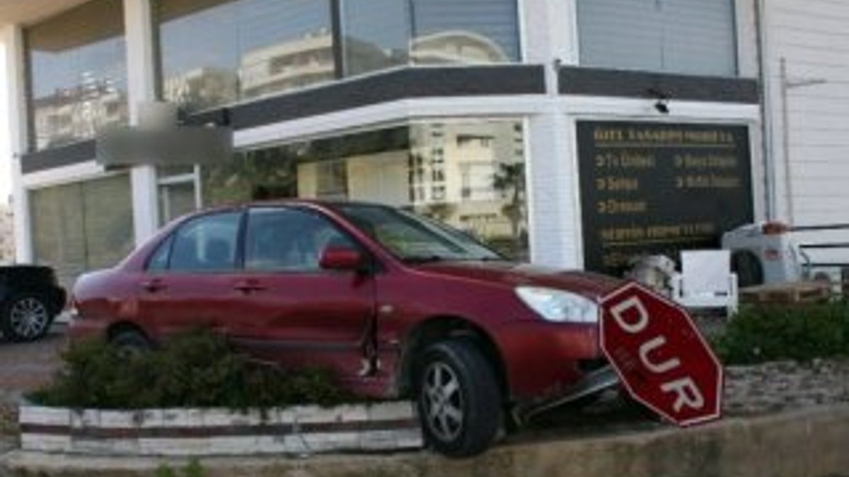Antalya'da sürücü kazanın şokuyla fren yerine gaza bastı