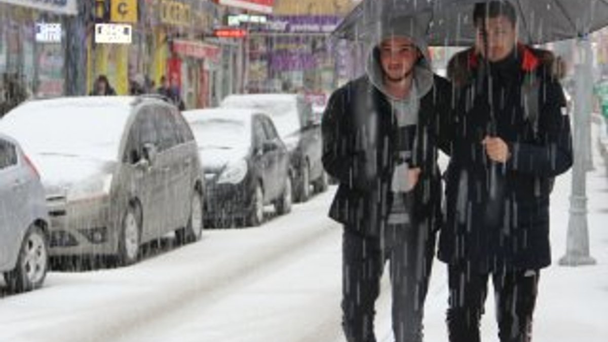 Nisan ayında Erzurum sokakları beyaza büründü