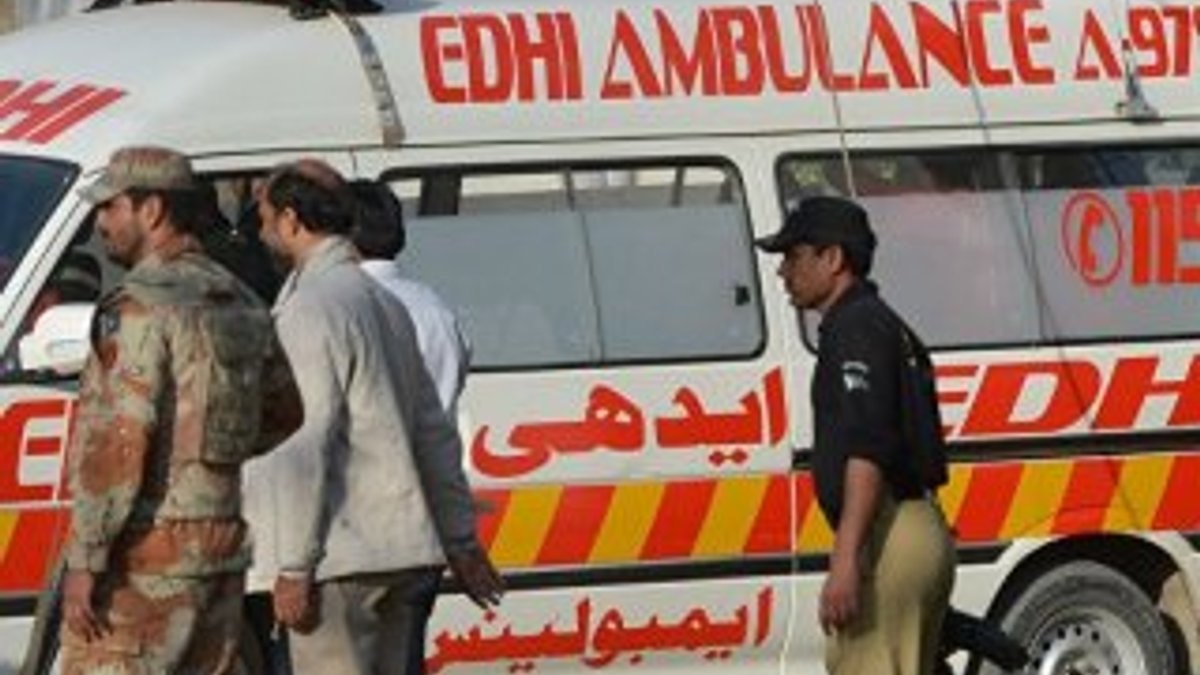 Pakistan'da otobüs devrildi: 8 ölü 44 yaralı