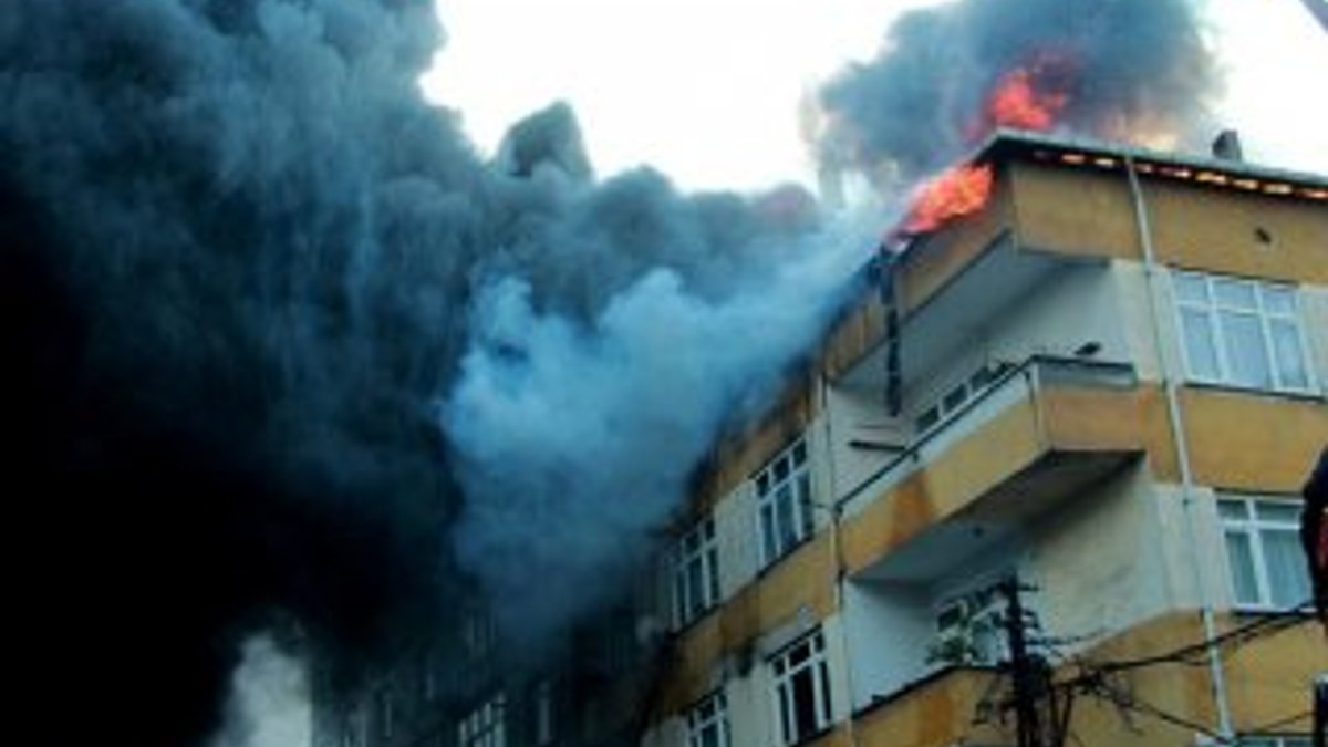 Beyoğlu'nda 4 katlı binada yangın