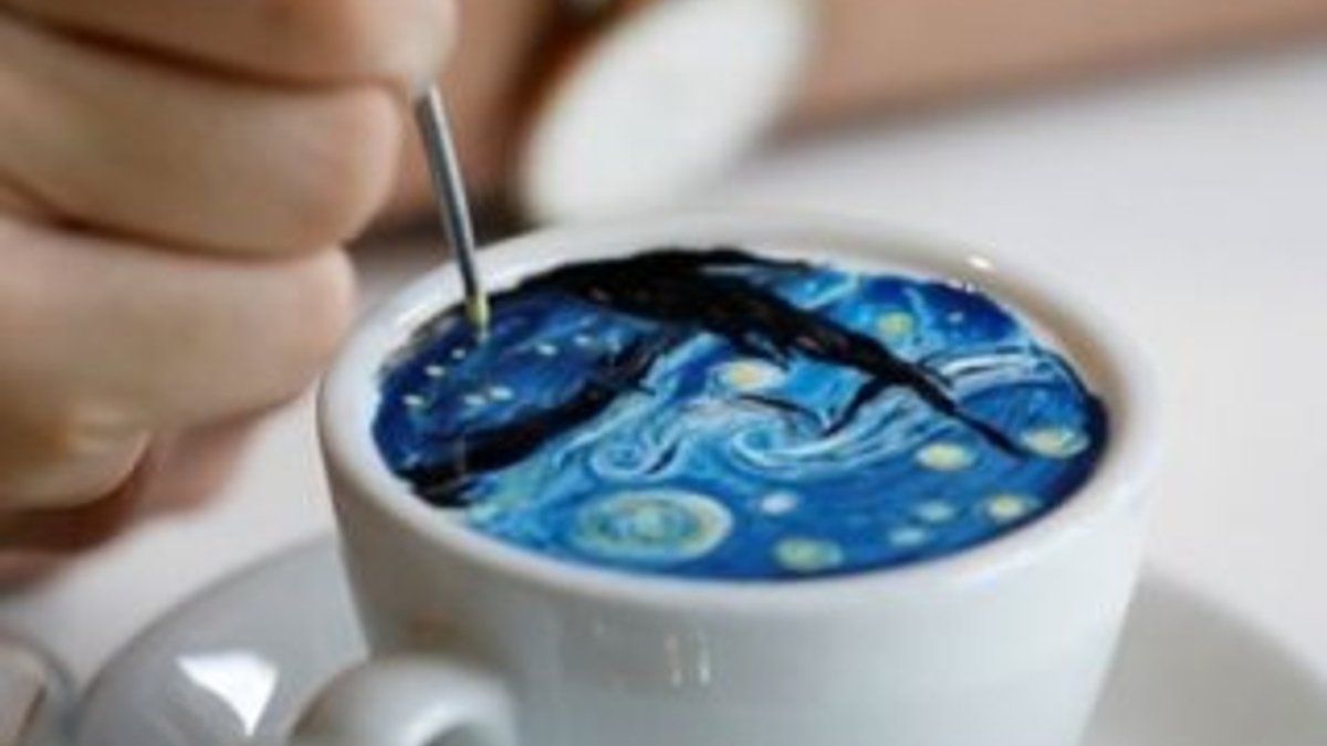 Kahve üzerine Van Gogh kopyalayan barista