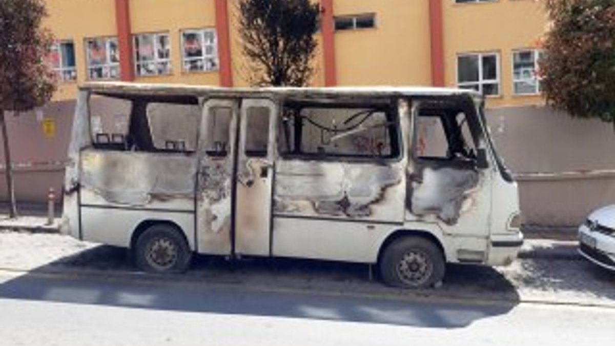 Güngören'de park halindeki minibüs alev alev yandı