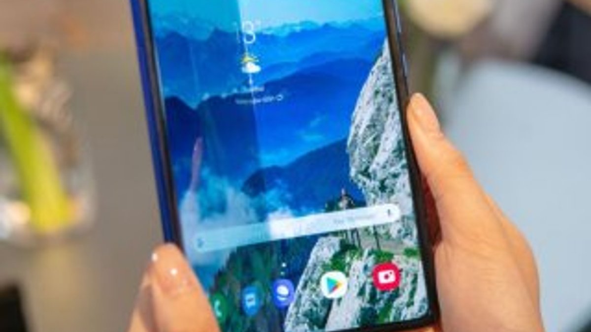 Samsung Galaxy Fold'un ön satışı ekran sorunları nedeniyle ertelendi